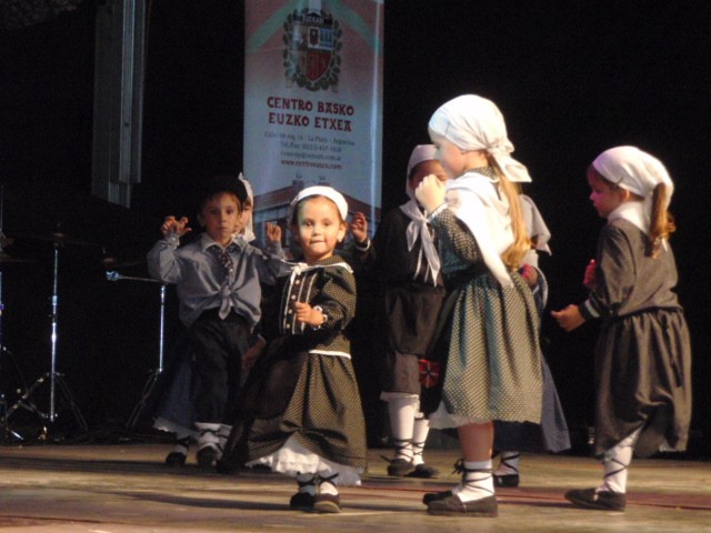 El grupo de dantzaris txikis de La Plata durante su actuación en la Velada de Música y Danza de la noche del sábado (foto EuskalKultura.com)